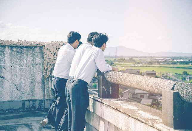 男子生徒4人が建物の屋外から加茂のまちを眺めています。