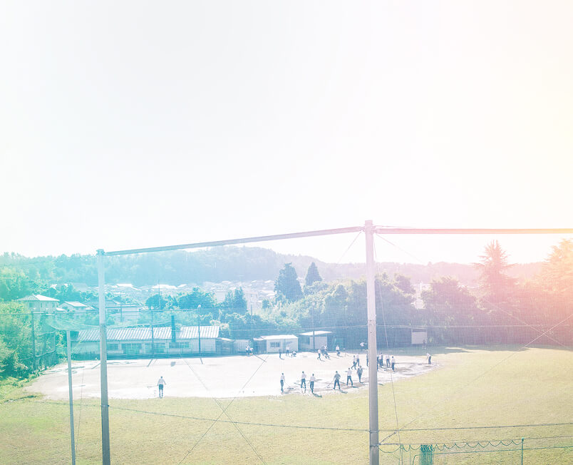 生徒たちが野球のグラウンドで活動している写真です。