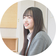 2人目の在校生Bさんの笑顔の写真です