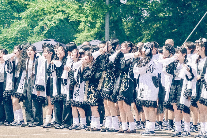 体育祭の写真です。オリジナルの衣装をきた大勢の生徒が並んでいます