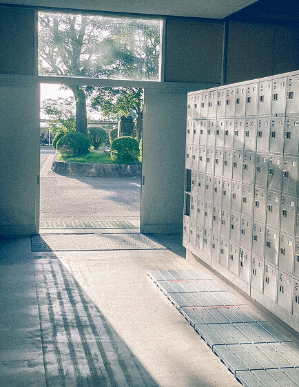 朝の光が差し込む玄関の写真。