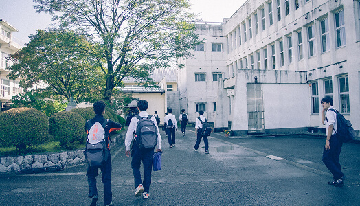 登校する生徒たちの写真。