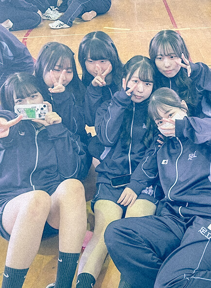 体操着をきた生徒たちの写真です。