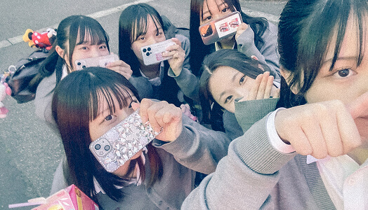 6人の生徒が集まった自撮りの写真です。