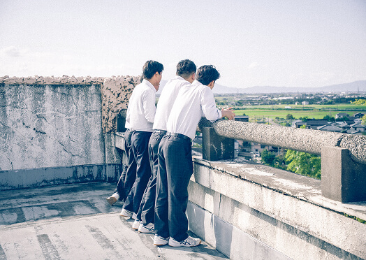 屋外から加茂のまちを眺める生徒たちの写真です。