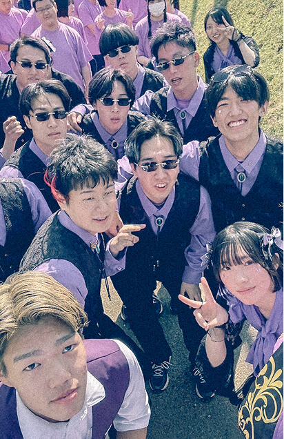 体育祭で紫色のオリジナルの衣装を着た生徒たちの写真です。