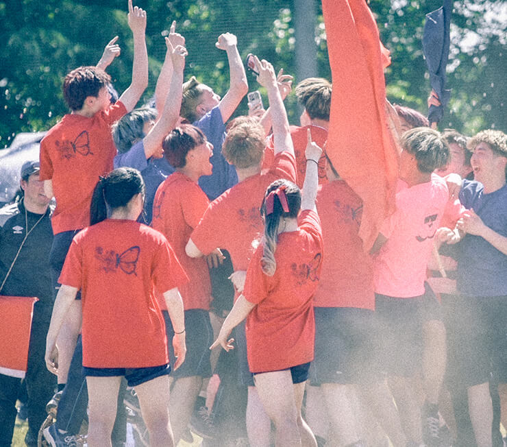 白熱する体育祭の写真です。