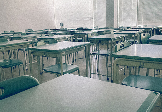 誰もいない教室内の写真です。