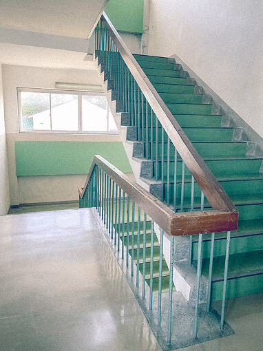 誰もいない階段の写真です。